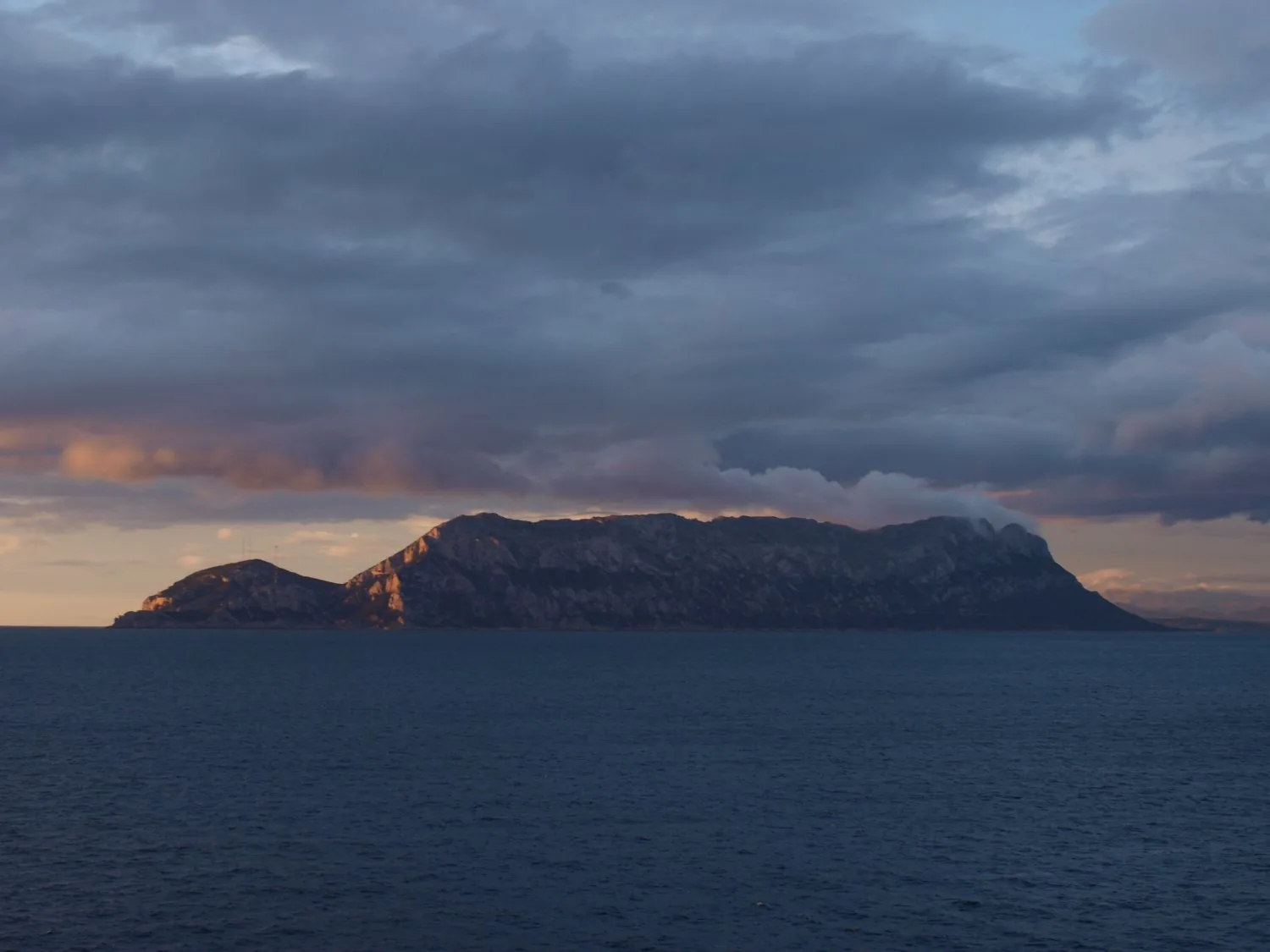 Il promontorio di Capo Figari a Golfo Aranci con la macchia mediterranea e il mare sottostante